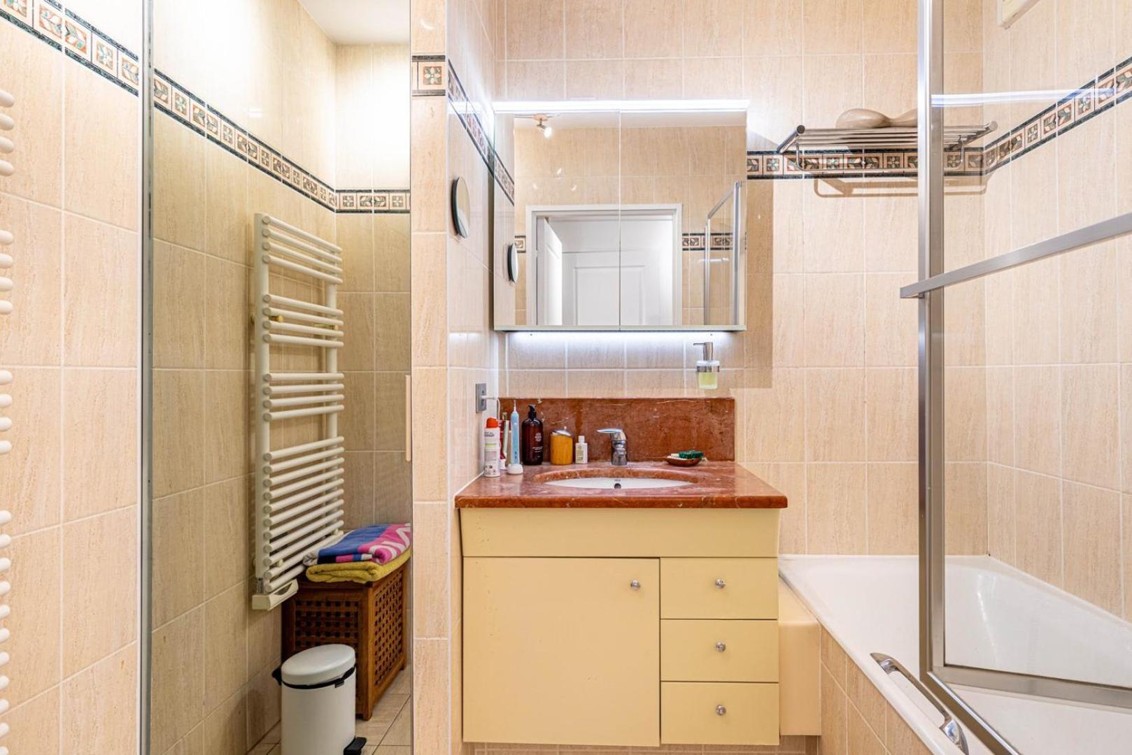 Guestready - Spacieux Apt. Avec Cour Privative Paris