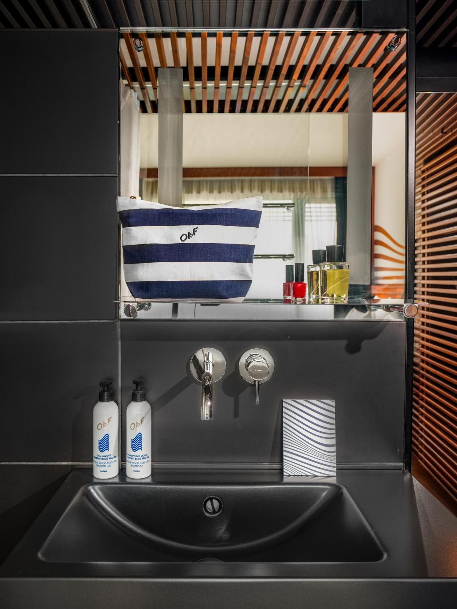 Off Seine Hotel 4*