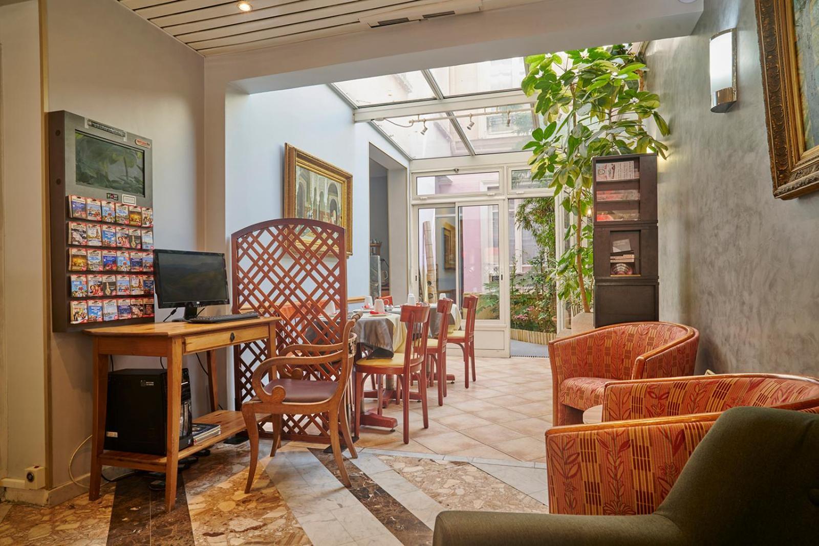 Hotel Poussin Paris