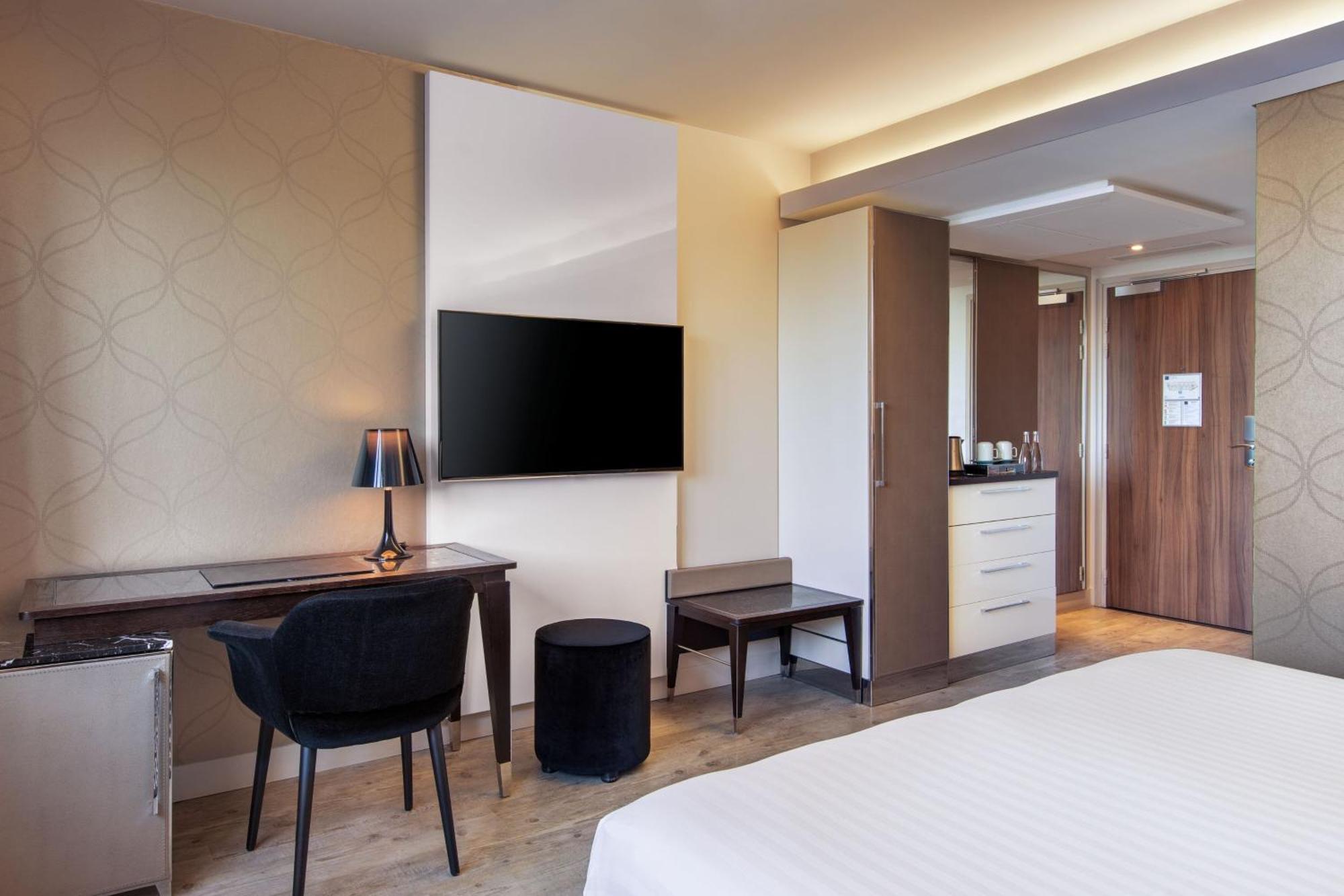 Hotel Ac Porte Maillot By Marriott Paris