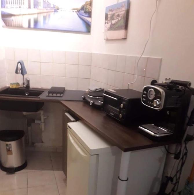 Petite Maison Avec Cour Dans Les Beaux Quartiers-vous Faites Le Menage- Very Good Prices For T-h-e Location But You Have To Clea-n Th-e Flat Paris