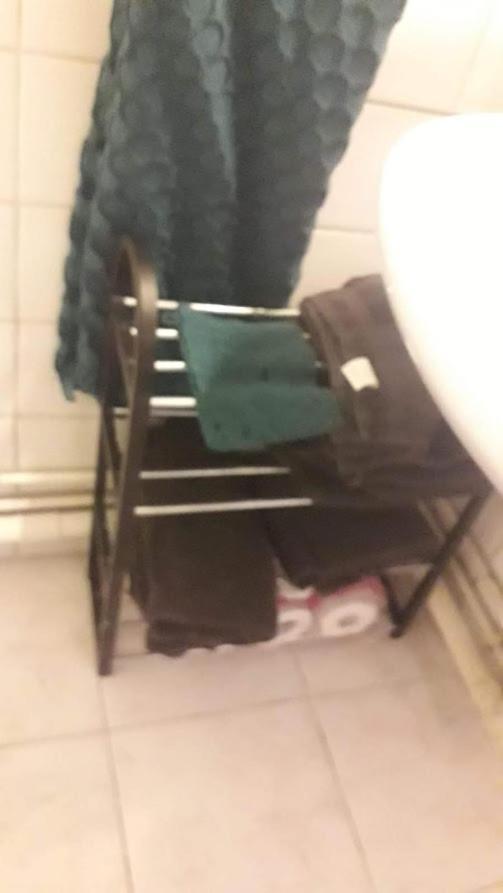 Petite Maison Avec Cour Dans Les Beaux Quartiers-vous Faites Le Menage- Very Good Prices For T-h-e Location But You Have To Clea-n Th-e Flat