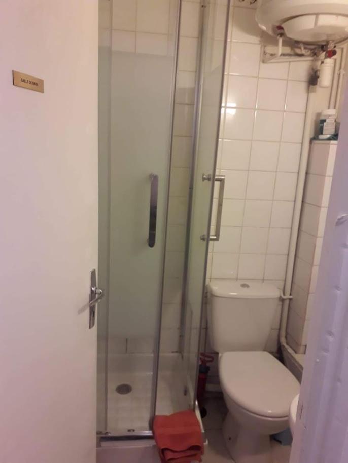 Appartement Petite Maison Avec Cour Dans Les Beaux Quartiers-vous Faites Le Menage- Very Good Prices For T-h-e Location But You Have To Clea-n Th-e Flat Paris