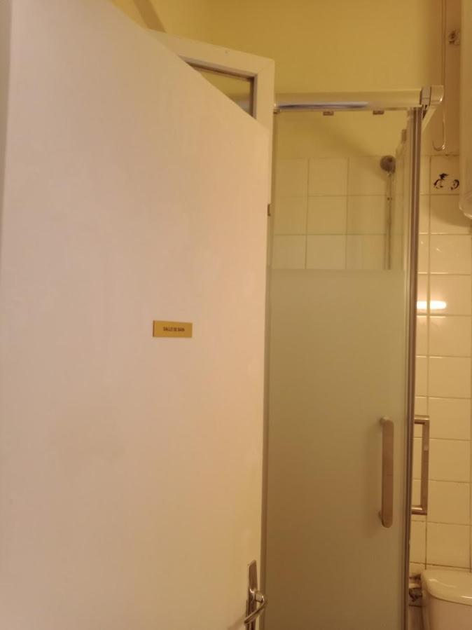 Appartement Petite Maison Avec Cour Dans Les Beaux Quartiers-vous Faites Le Menage- Very Good Prices For T-h-e Location But You Have To Clea-n Th-e Flat *