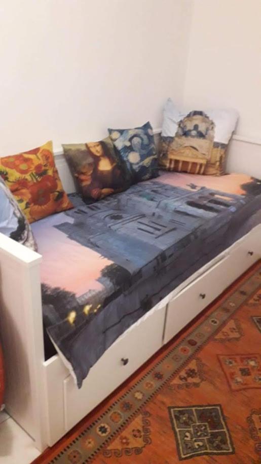 Petite Maison Avec Cour Dans Les Beaux Quartiers-vous Faites Le Menage- Very Good Prices For T-h-e Location But You Have To Clea-n Th-e Flat * Paris