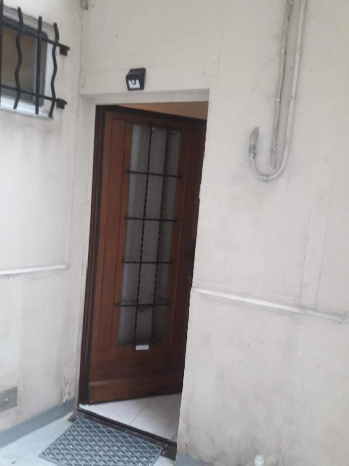 Petite Maison Avec Cour Dans Les Beaux Quartiers-vous Faites Le Menage- Very Good Prices For T-h-e Location But You Have To Clea-n Th-e Flat Appartement Paris