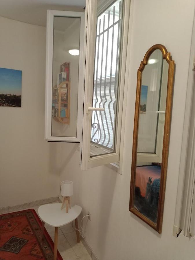 Petite Maison Avec Cour Dans Les Beaux Quartiers-vous Faites Le Menage- Very Good Prices For T-h-e Location But You Have To Clea-n Th-e Flat Paris