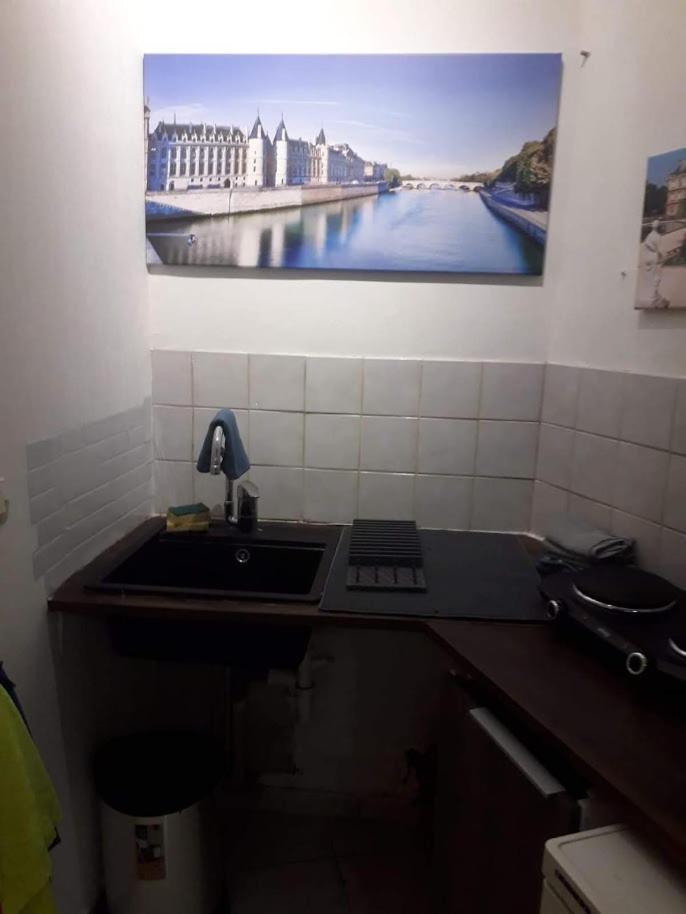 Petite Maison Avec Cour Dans Les Beaux Quartiers-vous Faites Le Menage- Very Good Prices For T-h-e Location But You Have To Clea-n Th-e Flat Appartement *