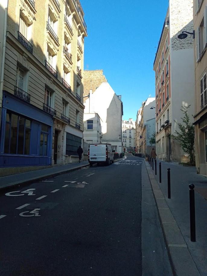 Petite Maison Avec Cour Dans Les Beaux Quartiers-vous Faites Le Menage- Very Good Prices For T-h-e Location But You Have To Clea-n Th-e Flat Appartement *