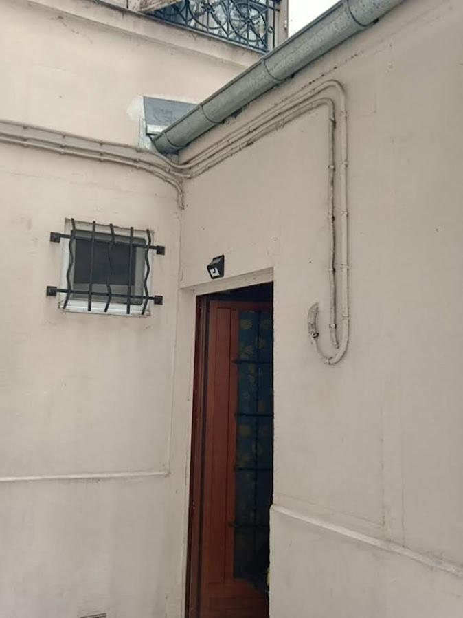 Petite Maison Avec Cour Dans Les Beaux Quartiers-vous Faites Le Menage- Very Good Prices For T-h-e Location But You Have To Clea-n Th-e Flat * Paris