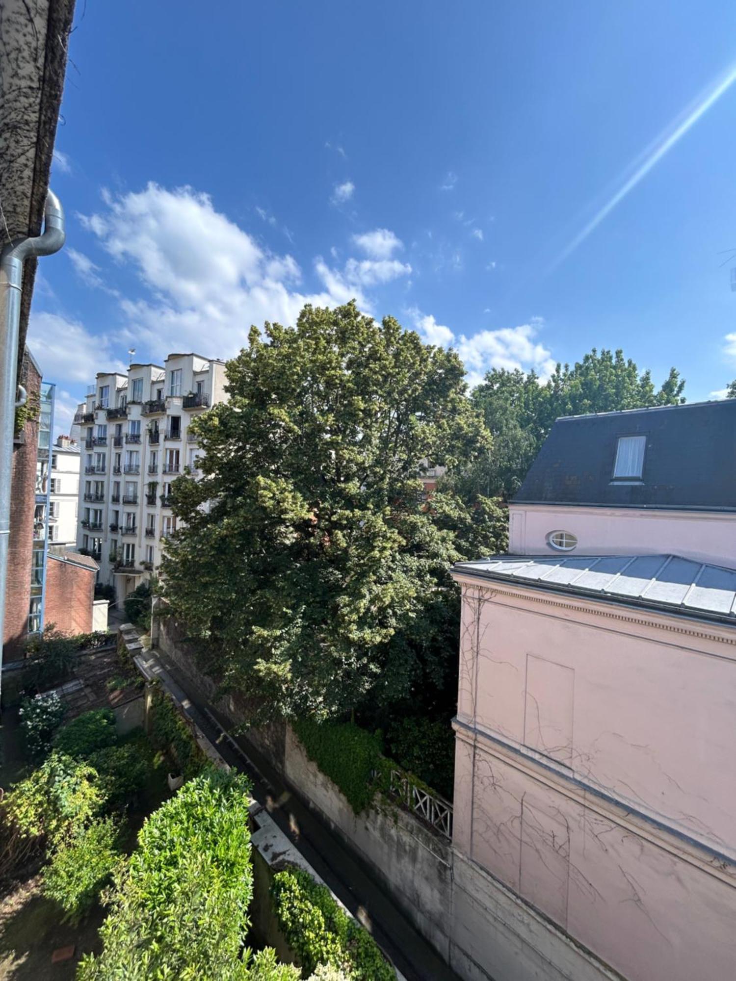 De Charme Donnant Sur Jardin Arbore Dans Le Calme Absolu Paris