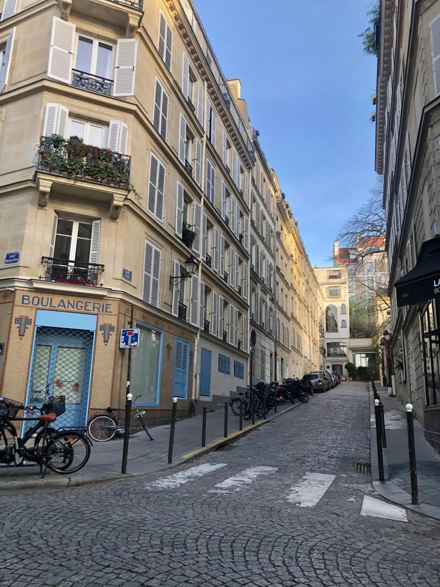 Cozy Nest In Montmartre Paris