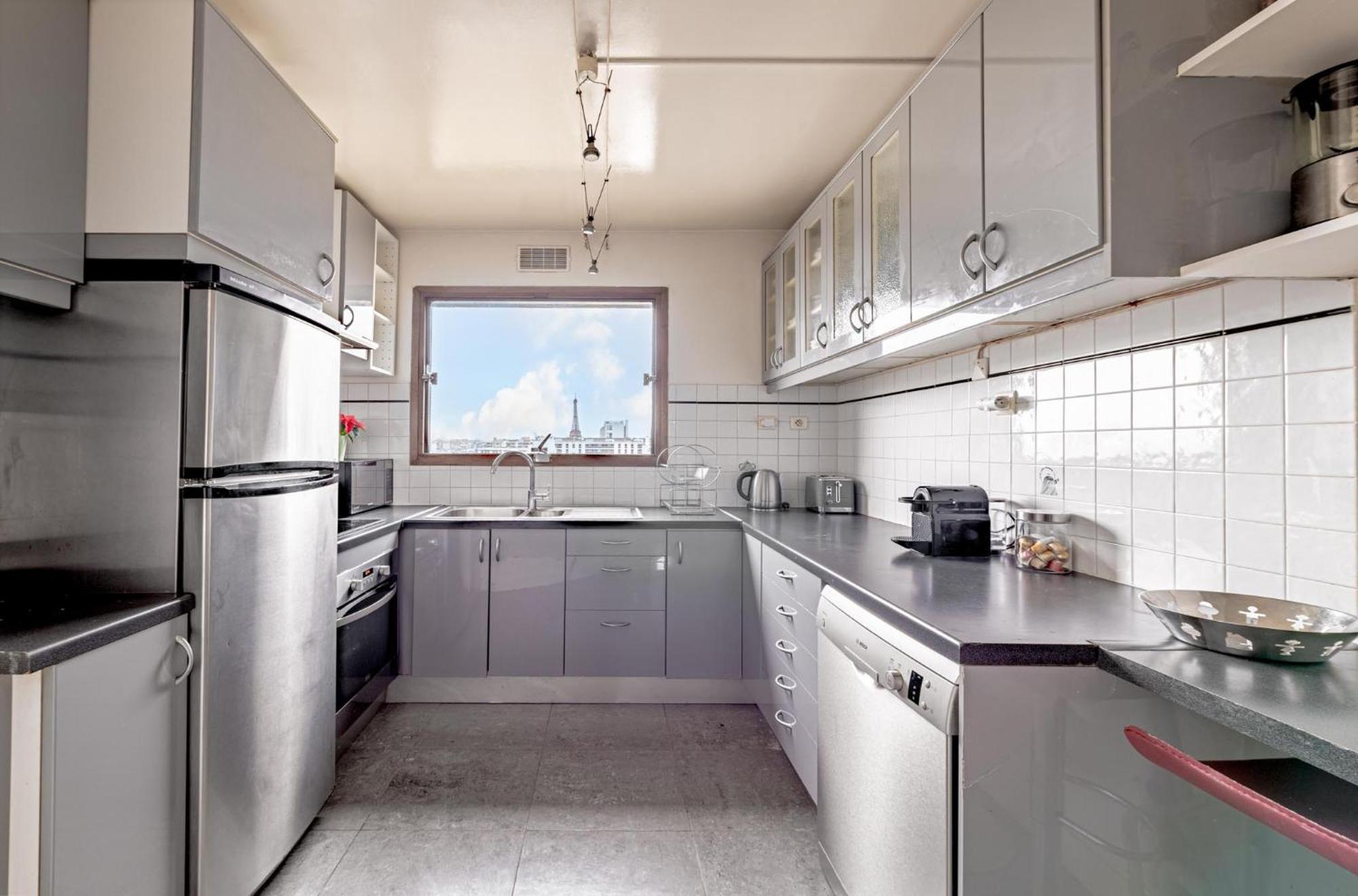 New - 3 Bedroom Flat With Eiffel Tower View Apartment *