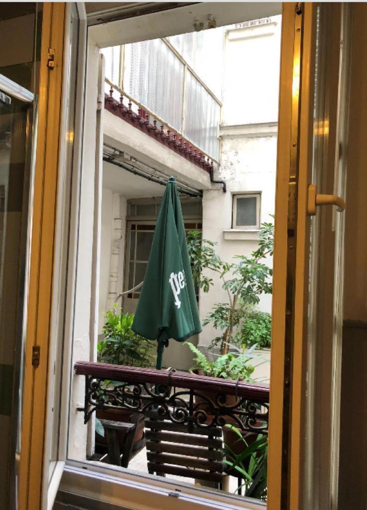 Cozy Nest In Montmartre Paris