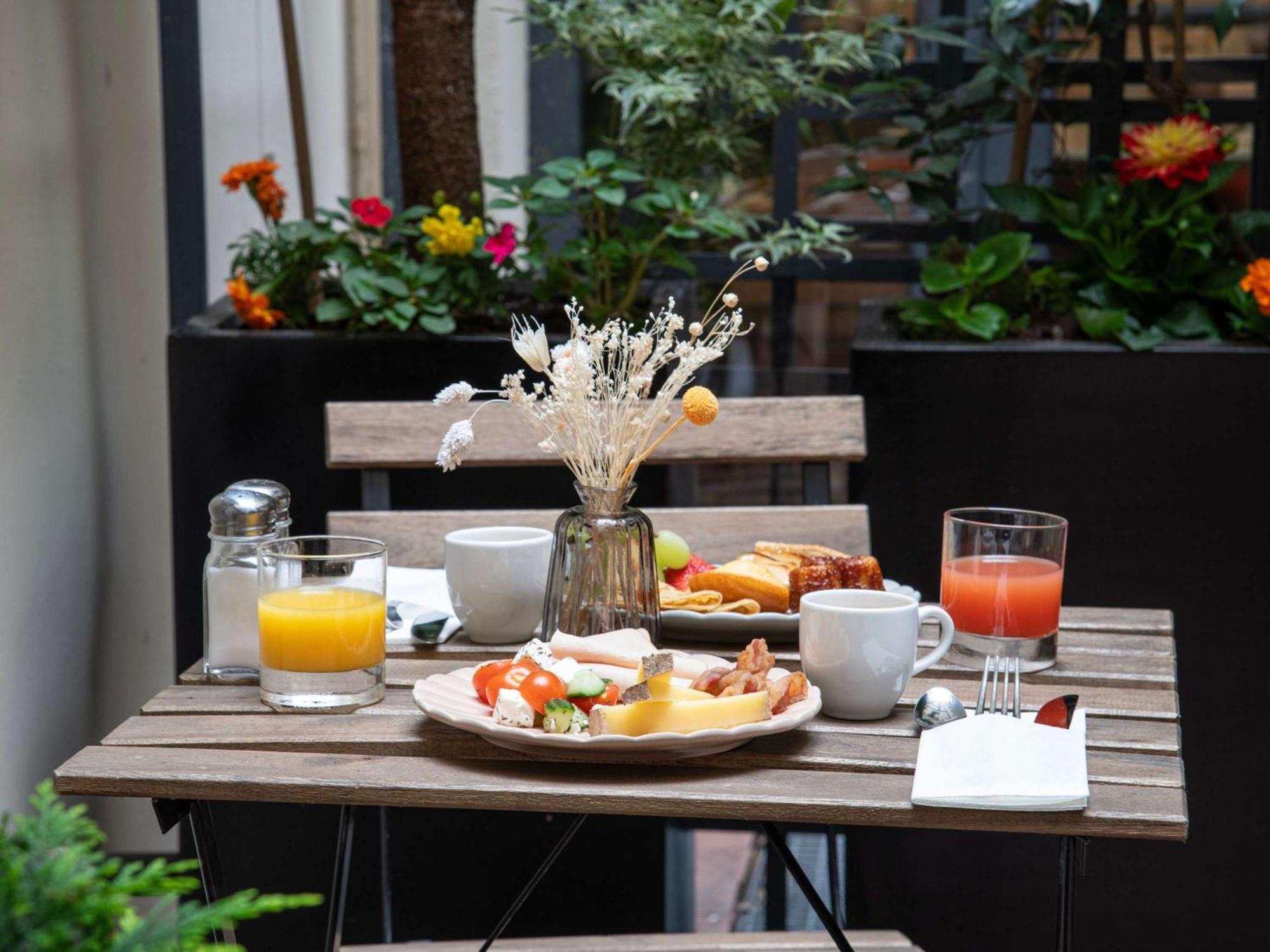 Hotel Mercure Montparnasse Raspail 4*