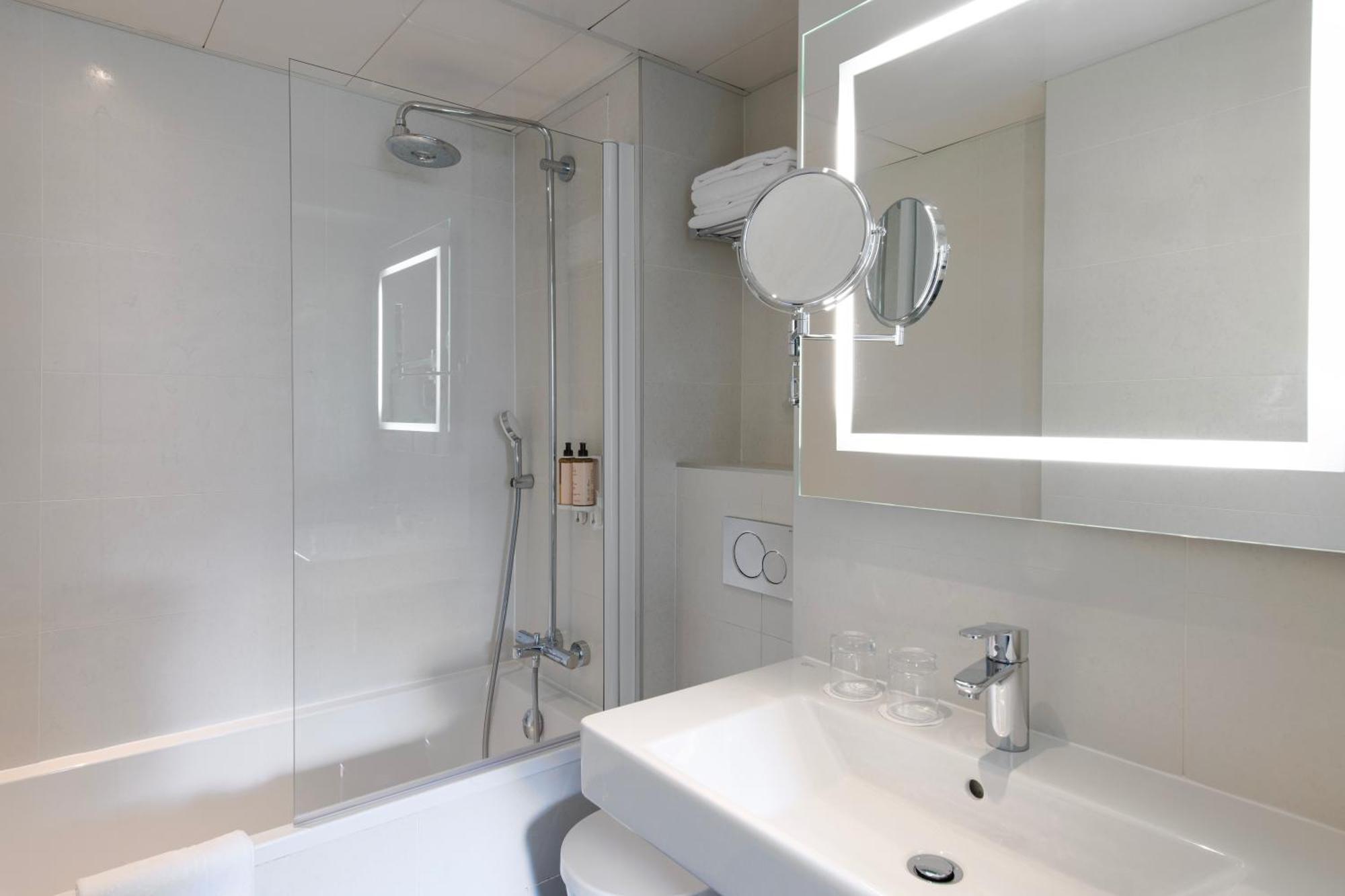 Hotel Mercure Montparnasse Raspail 4*