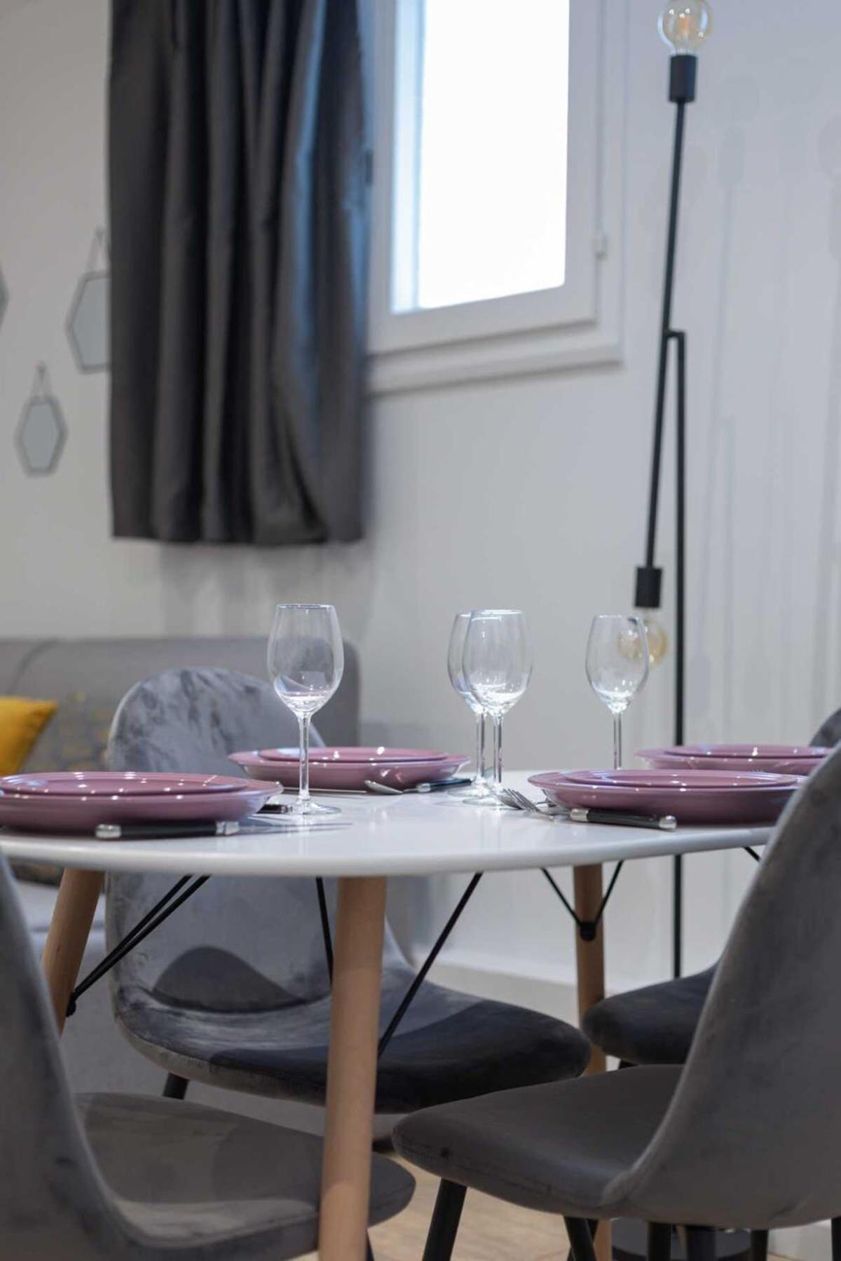 By Buttes Chaumont Park Parisian Freshness 12 Apartment *
