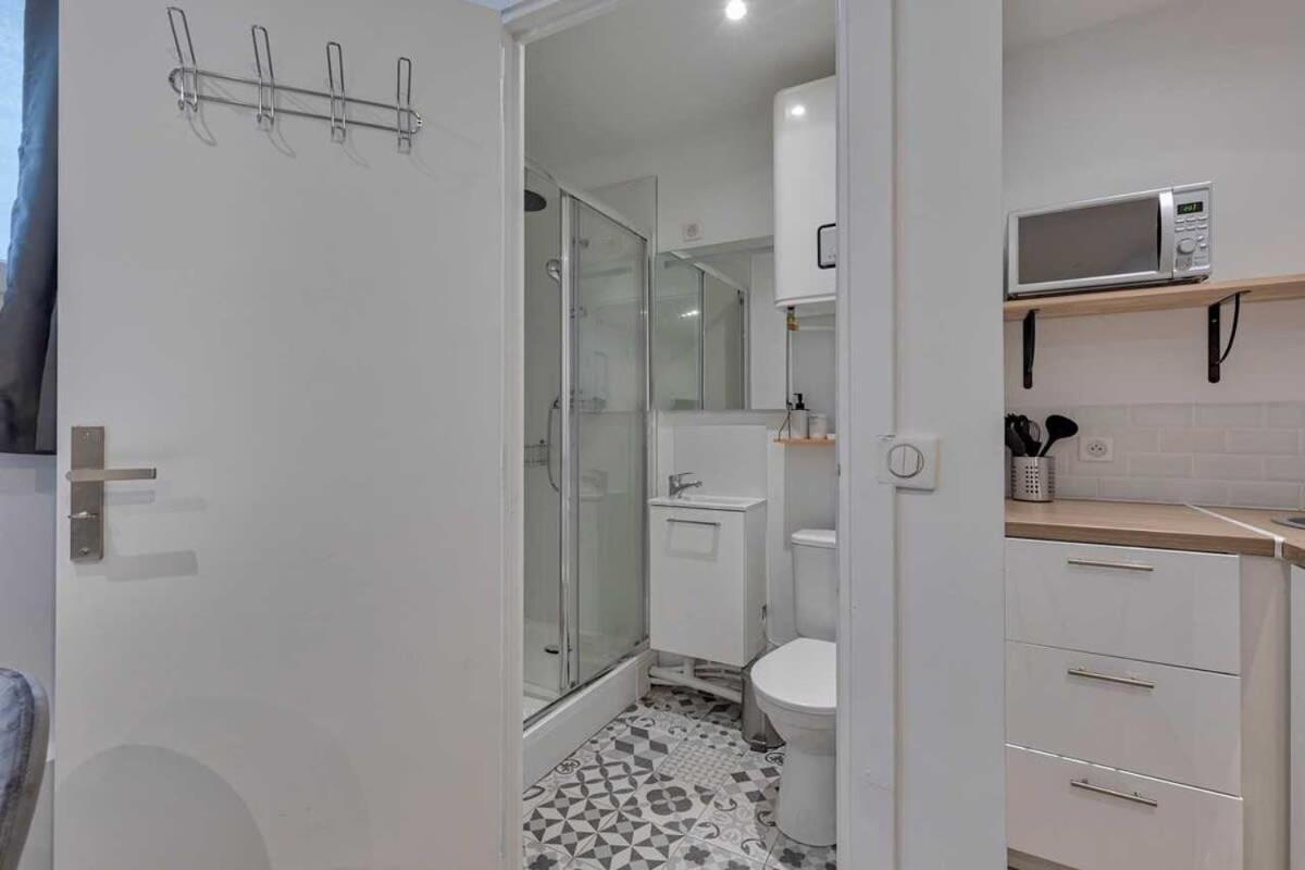Apartment By Buttes Chaumont Park Parisian Freshness 12