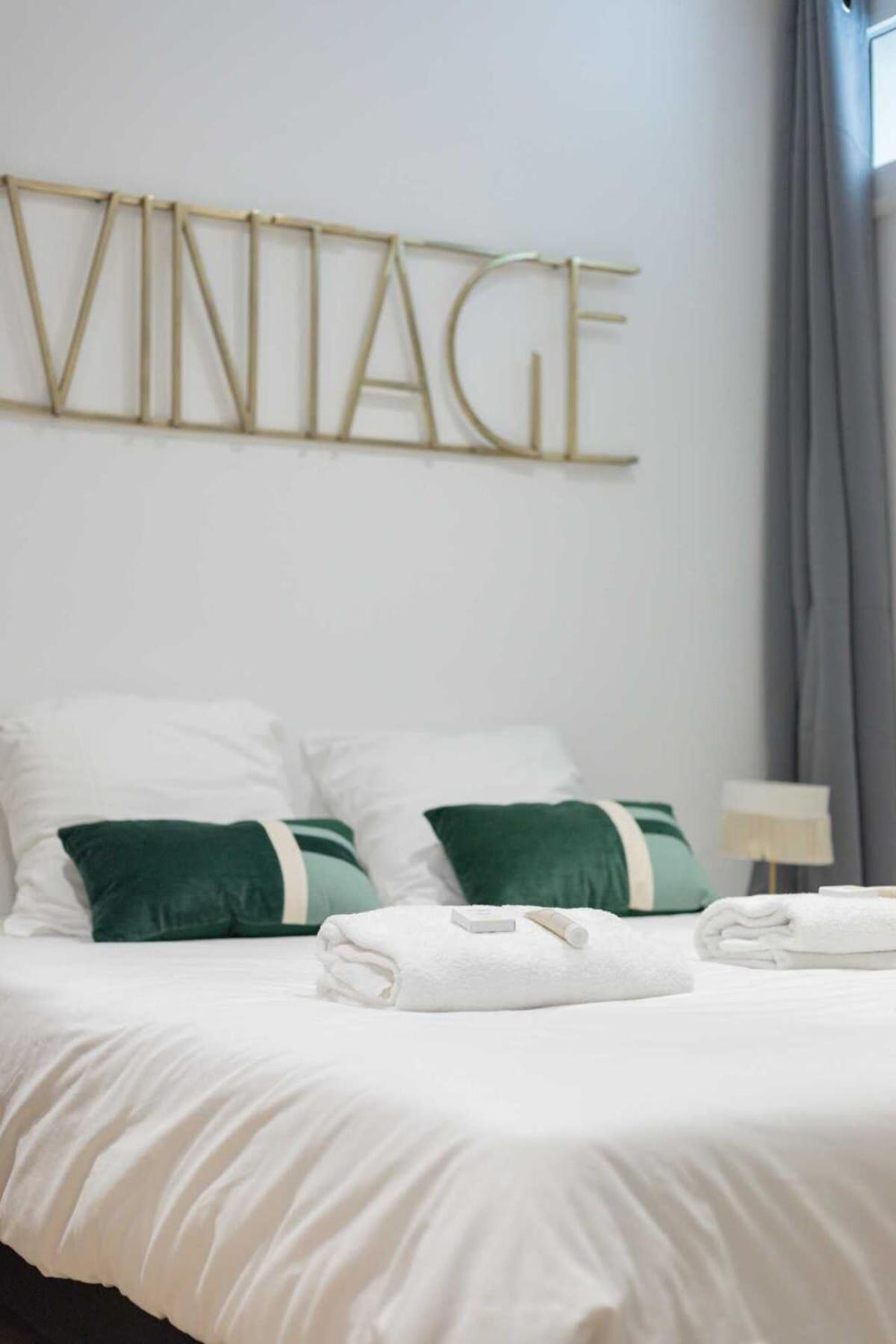 Apartment By Buttes Chaumont Park Parisian Freshness 12 *