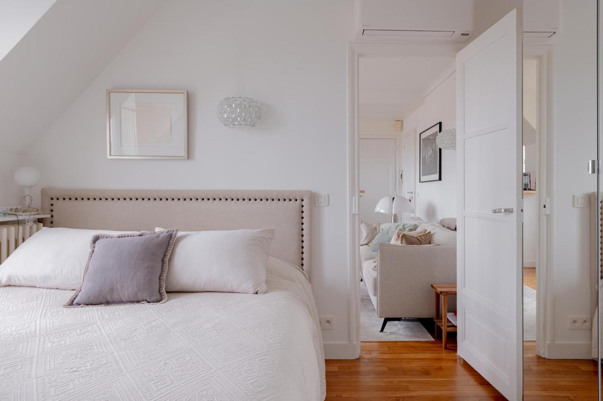 1-bedroom Gem Eiffel Tower View, Terrace, And Ac Apartment