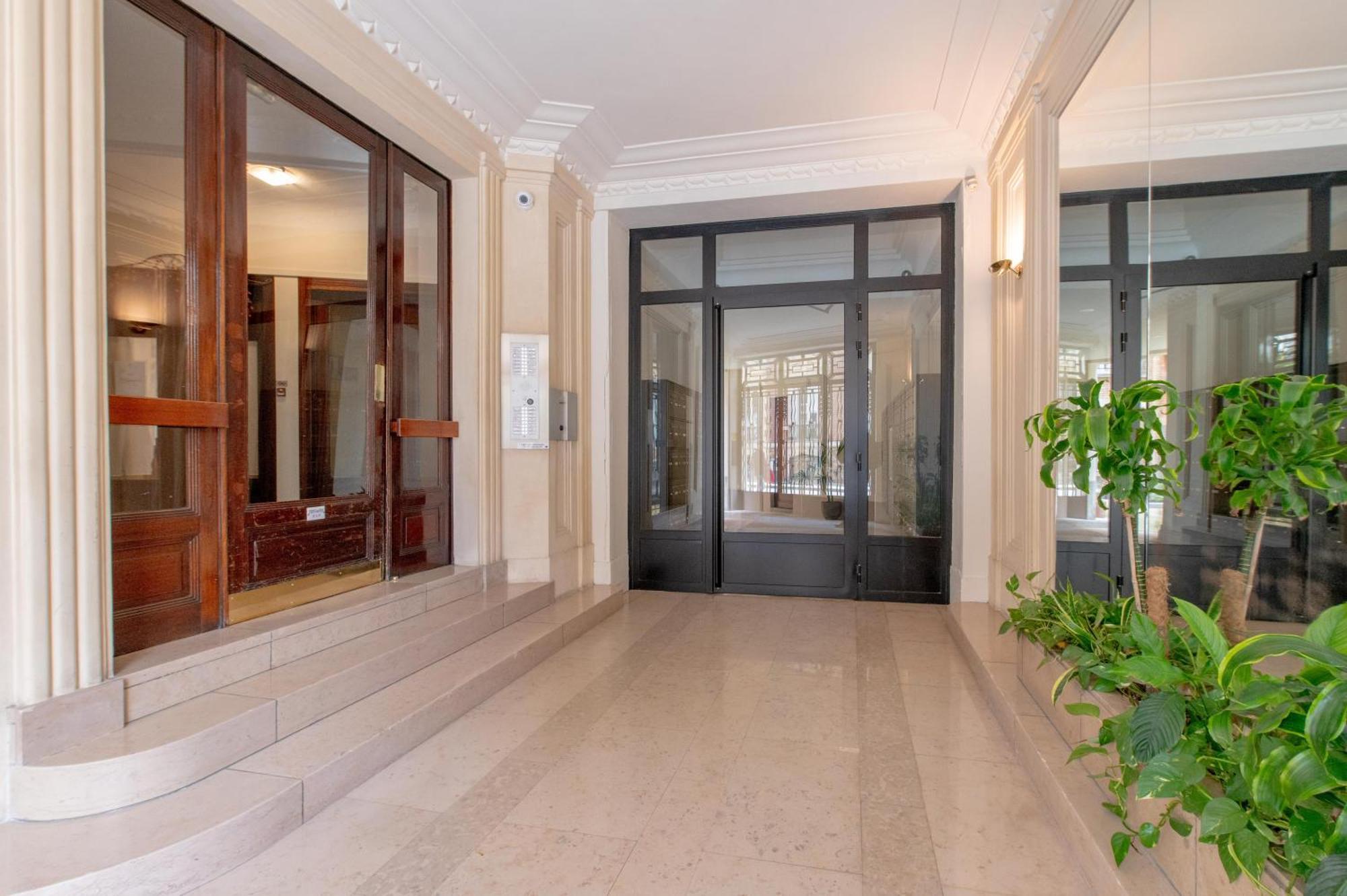 1-bedroom Gem Eiffel Tower View, Terrace, And Ac *
