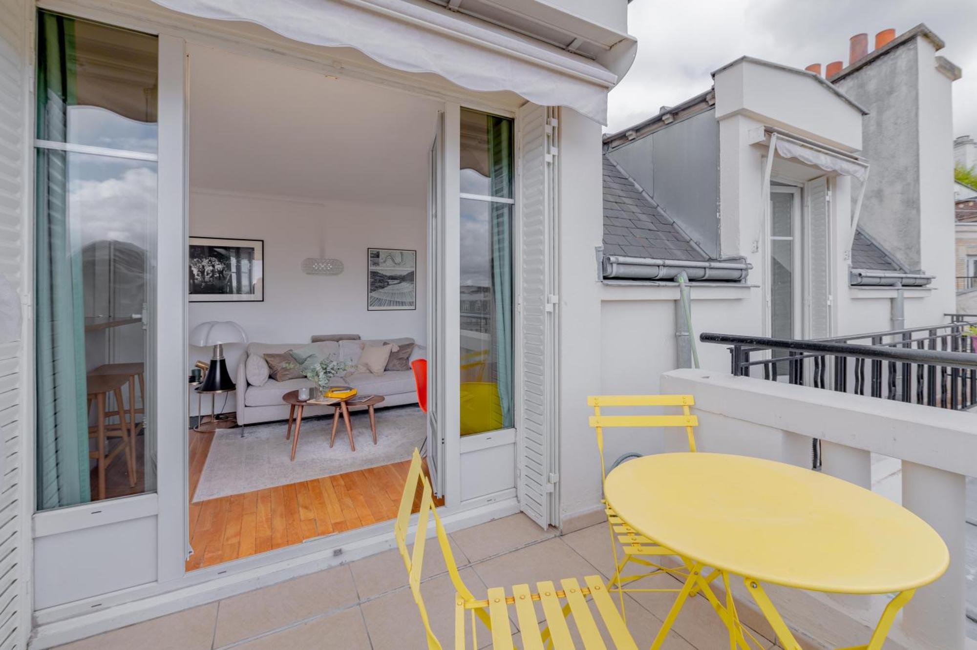 1-bedroom Gem Eiffel Tower View, Terrace, And Ac Apartment