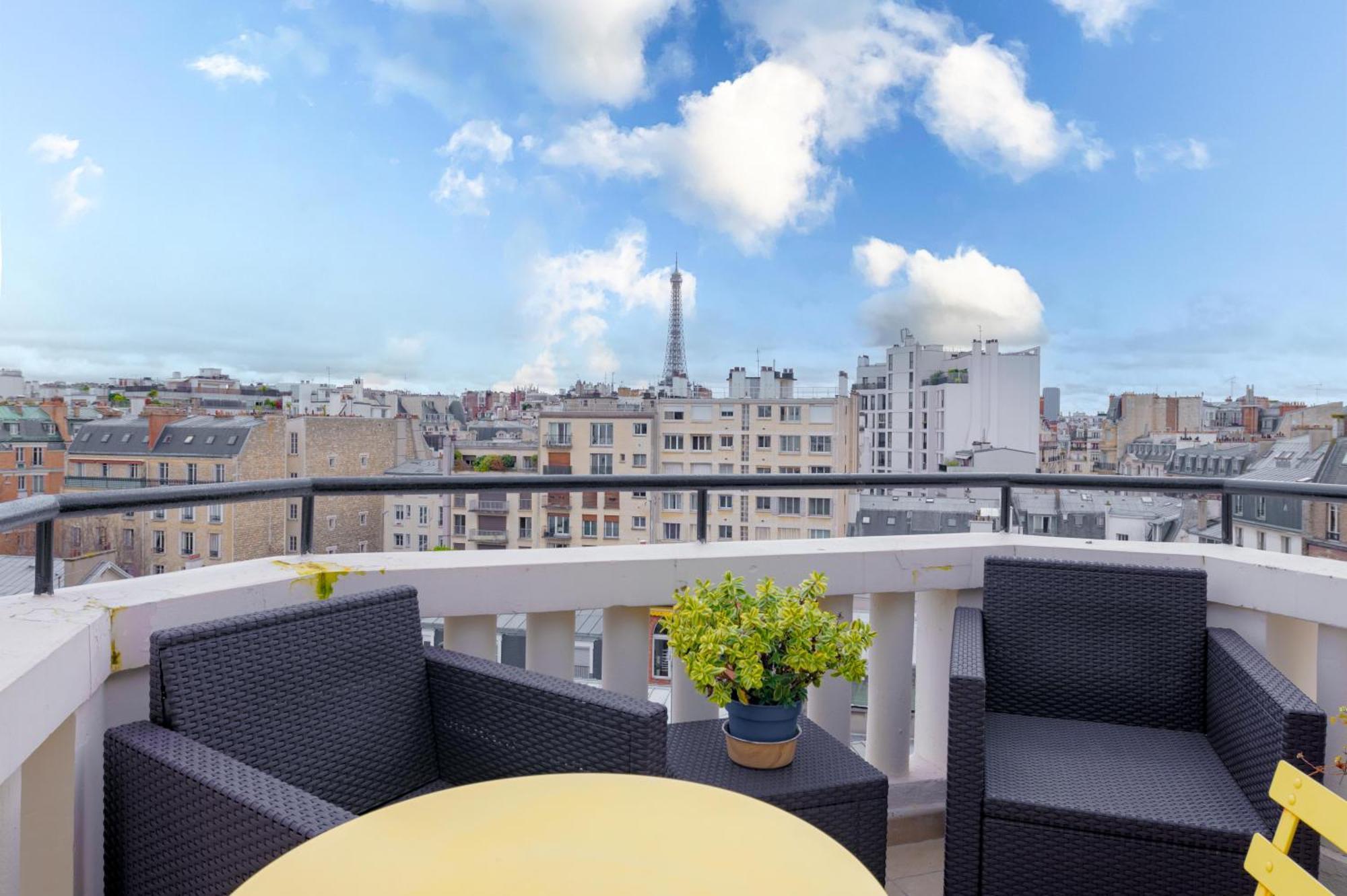 1-bedroom Gem Eiffel Tower View, Terrace, And Ac Apartment *