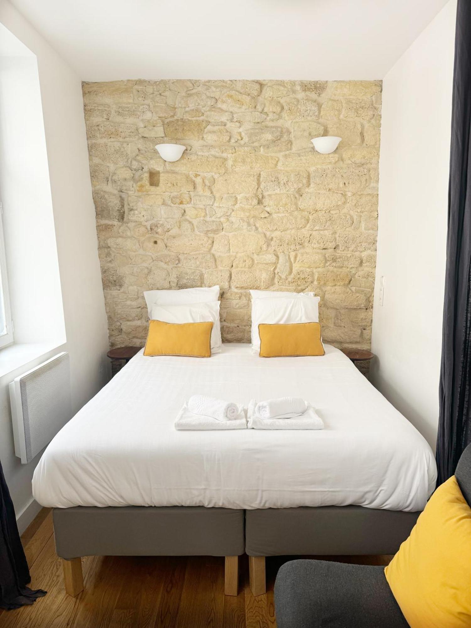 Du Lion/ac Historic Flat, Marais, 4-5 Guests