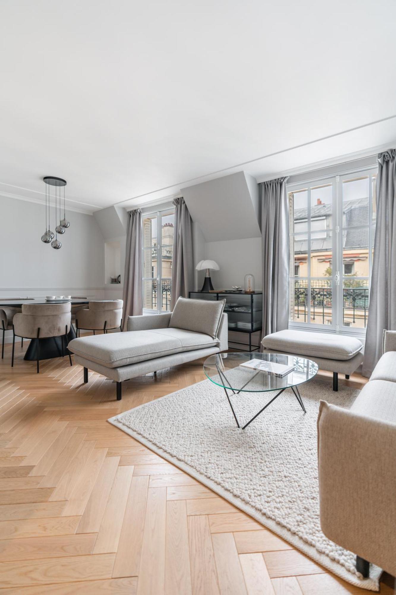 De Luxe Centre Paris