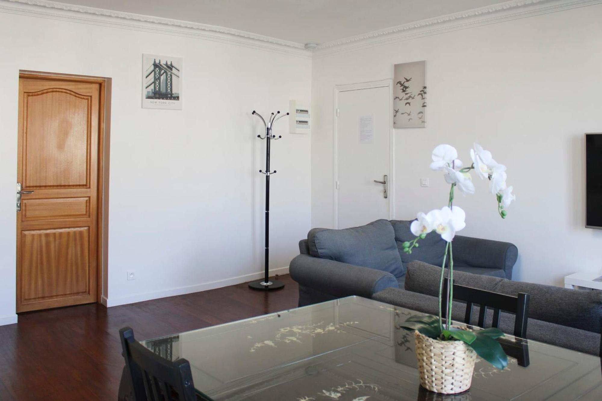 Beautiful And Spacious In The 10th * Paris