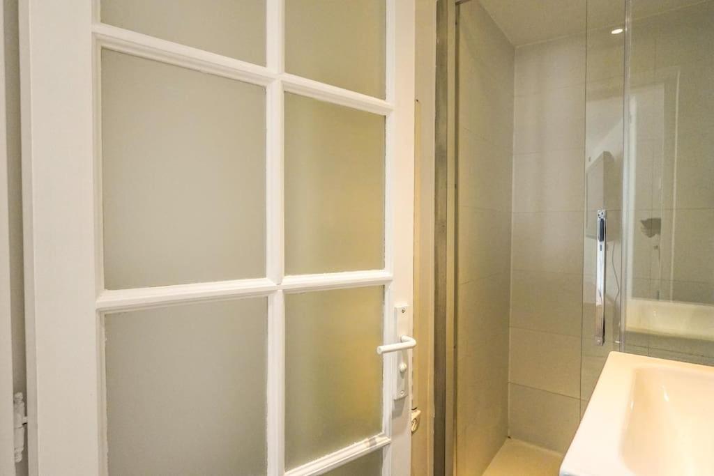 Sunny Notre Dame Apartment Paris