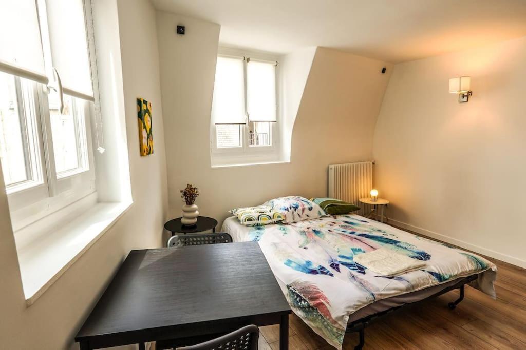 Sunny Notre Dame Apartment *