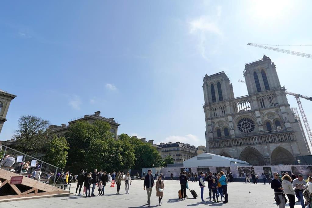 Sunny Notre Dame Apartment