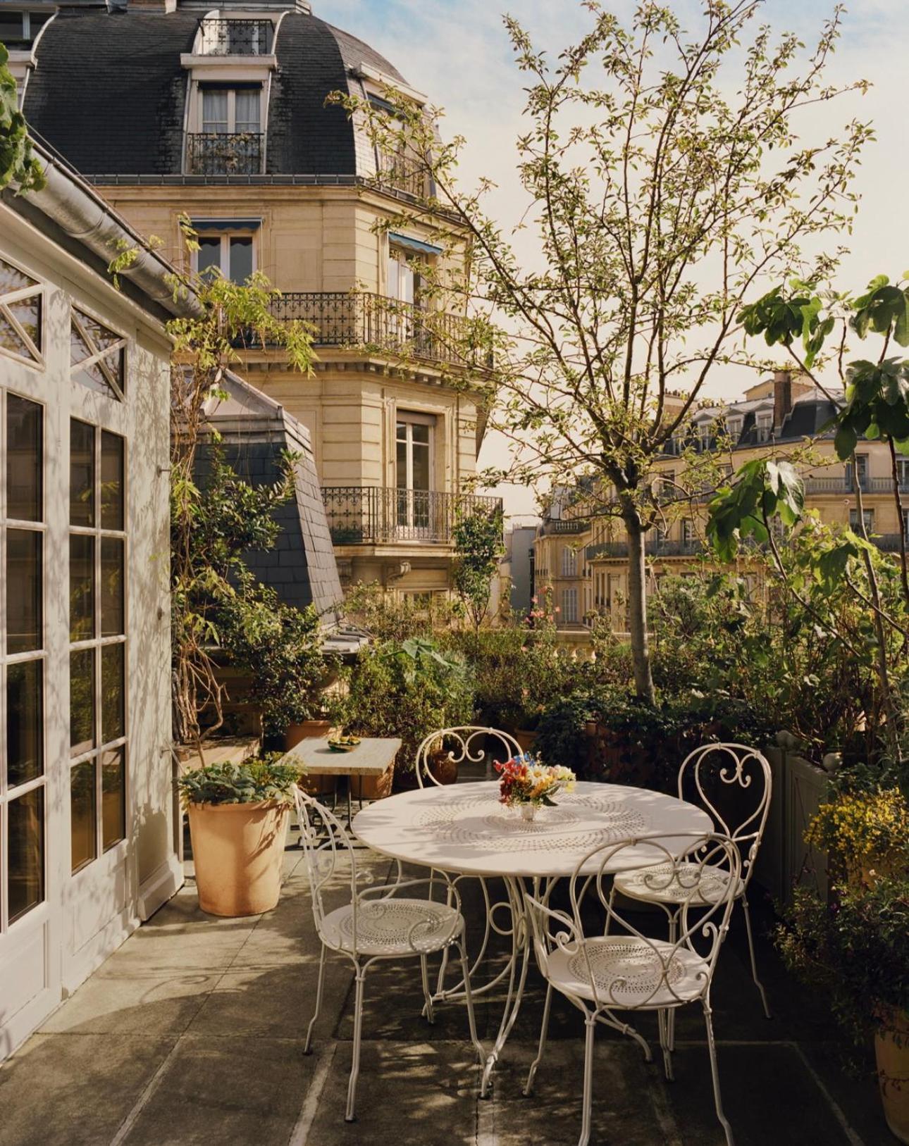 Chateau Voltaire Hotel 5*