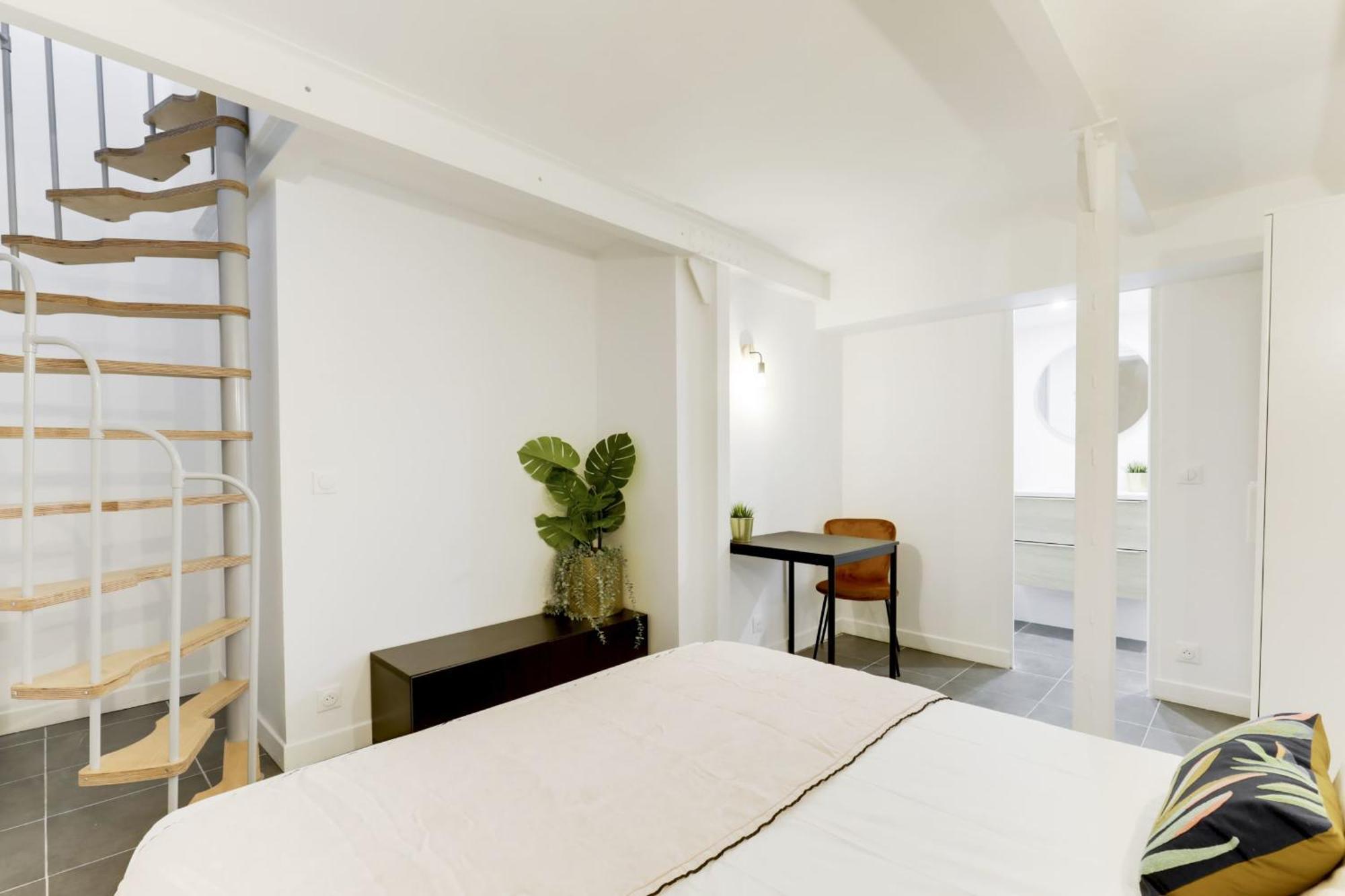Renovated And Bright Street Side Apartment *