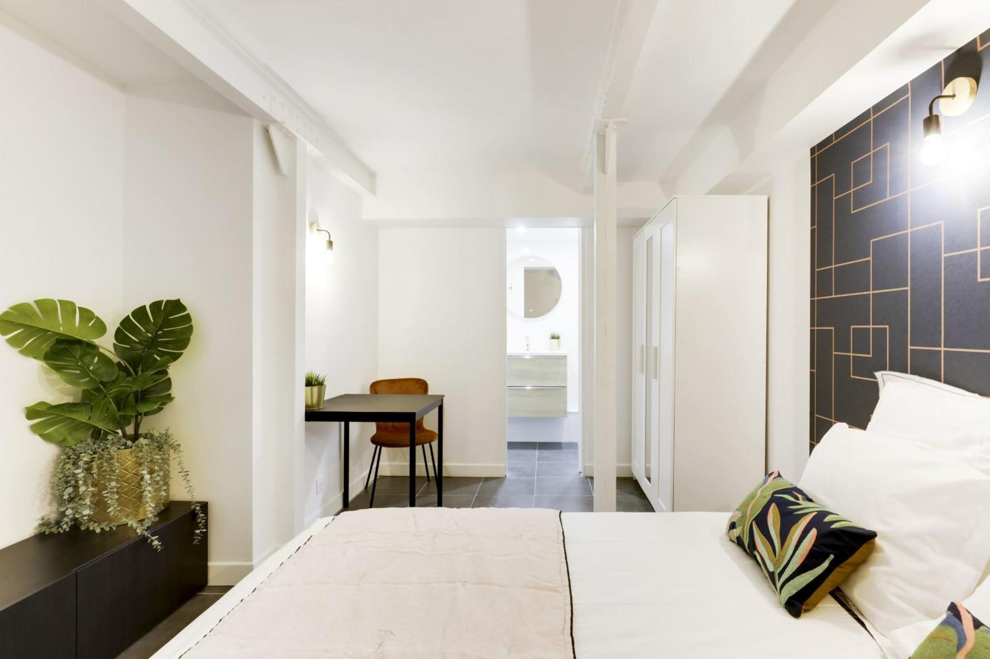 Apartment Renovated And Bright Street Side
