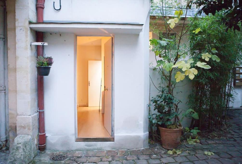 Charming In A Courtyard In * Paris