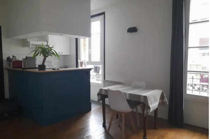 Cozy In Apartment Paris