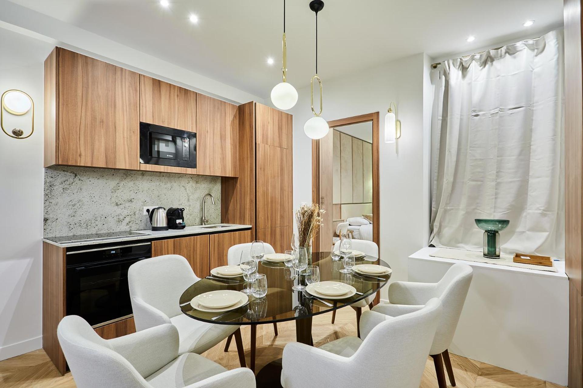 Superb Center Of By Prestige Apartment *