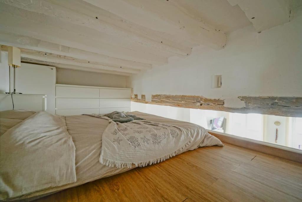 2 Bedroom With The Location Of In 2nd Arr *