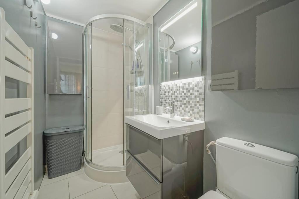 2 Bedroom With The Location Of In 2nd Arr Apartment *