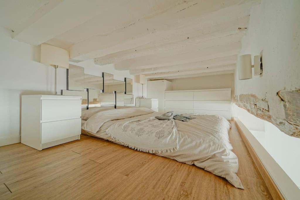 Apartment 2 Bedroom With The Location Of In 2nd Arr *