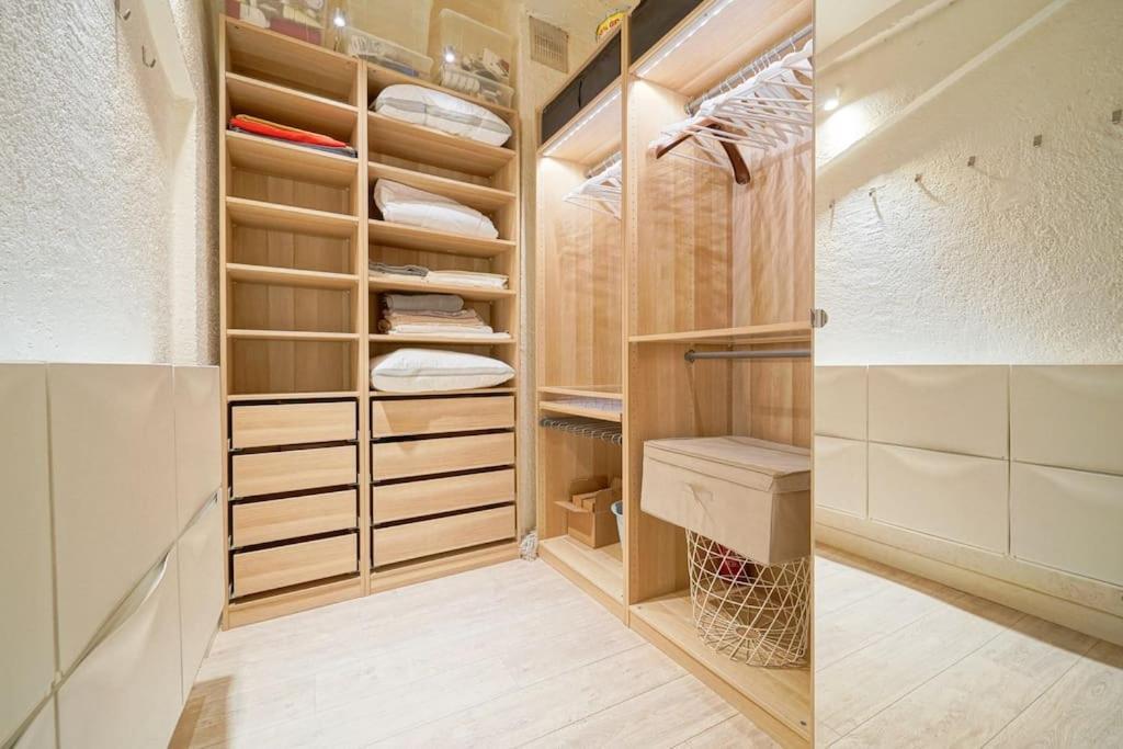 2 Bedroom With The Location Of In 2nd Arr