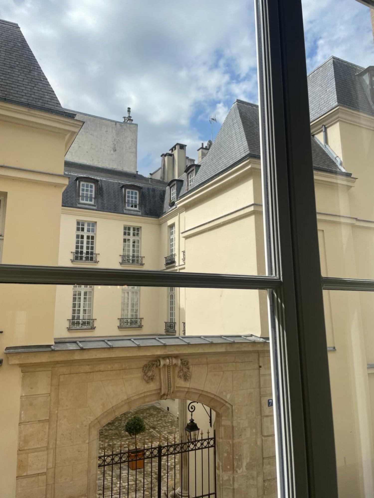 Golden Braque: Luxury Meet History Apartment Paris
