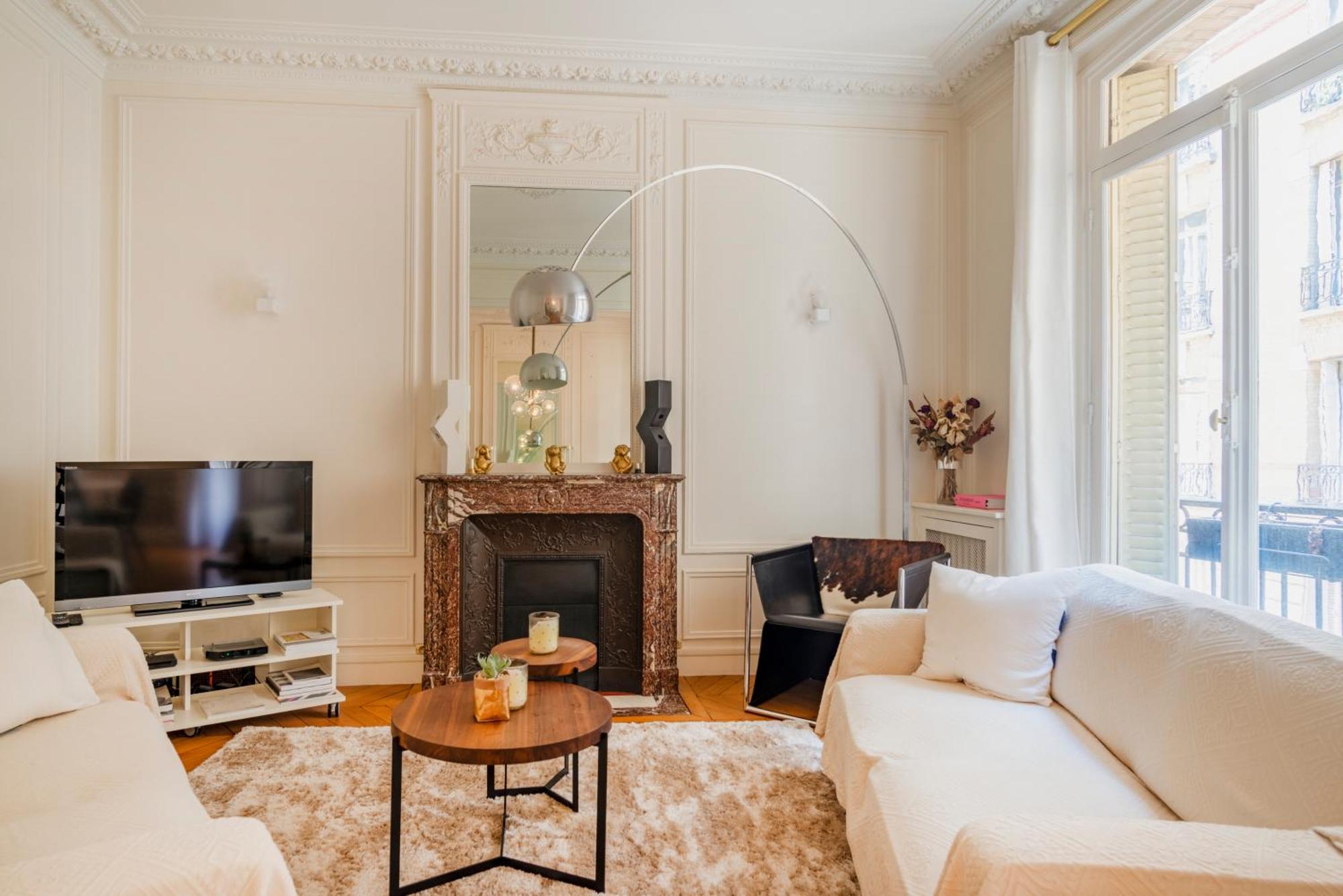 Prestigious Triangle D'or 2br Champs-elysee - Montaigne Apartment *