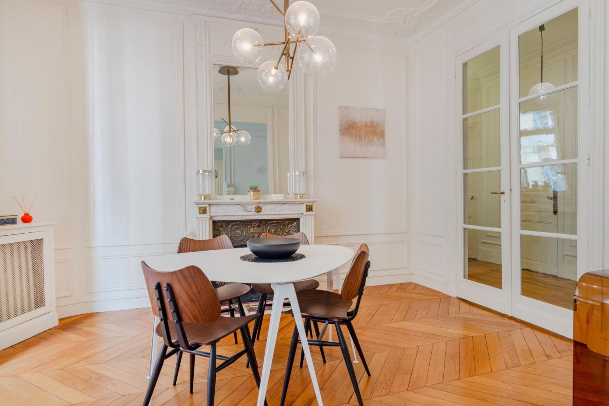 Prestigious Triangle D'or 2br Champs-elysee - Montaigne Paris