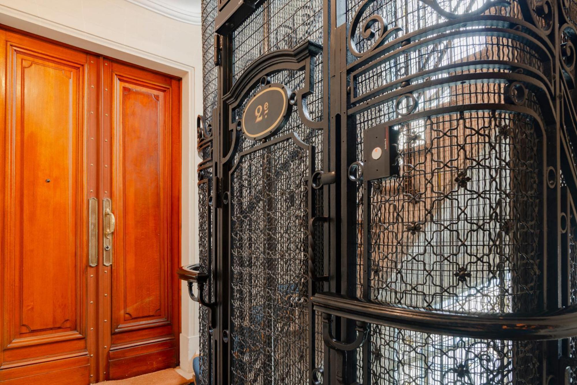 Prestigious Triangle D'or 2br Champs-elysee - Montaigne * Paris