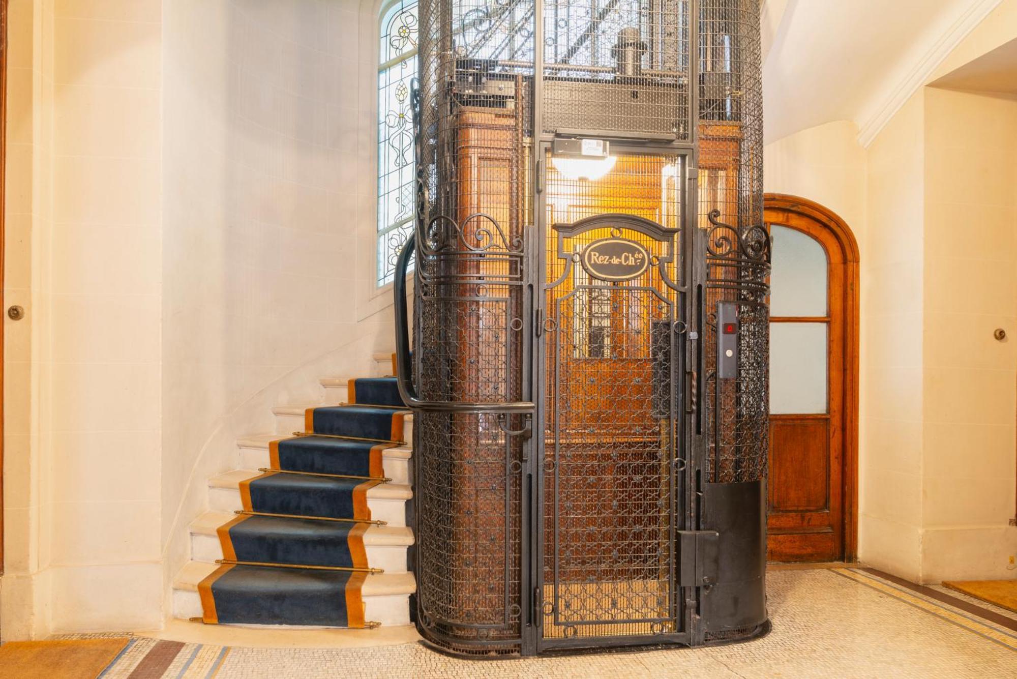 Apartment Prestigious Triangle D'or 2br Champs-elysee - Montaigne Paris