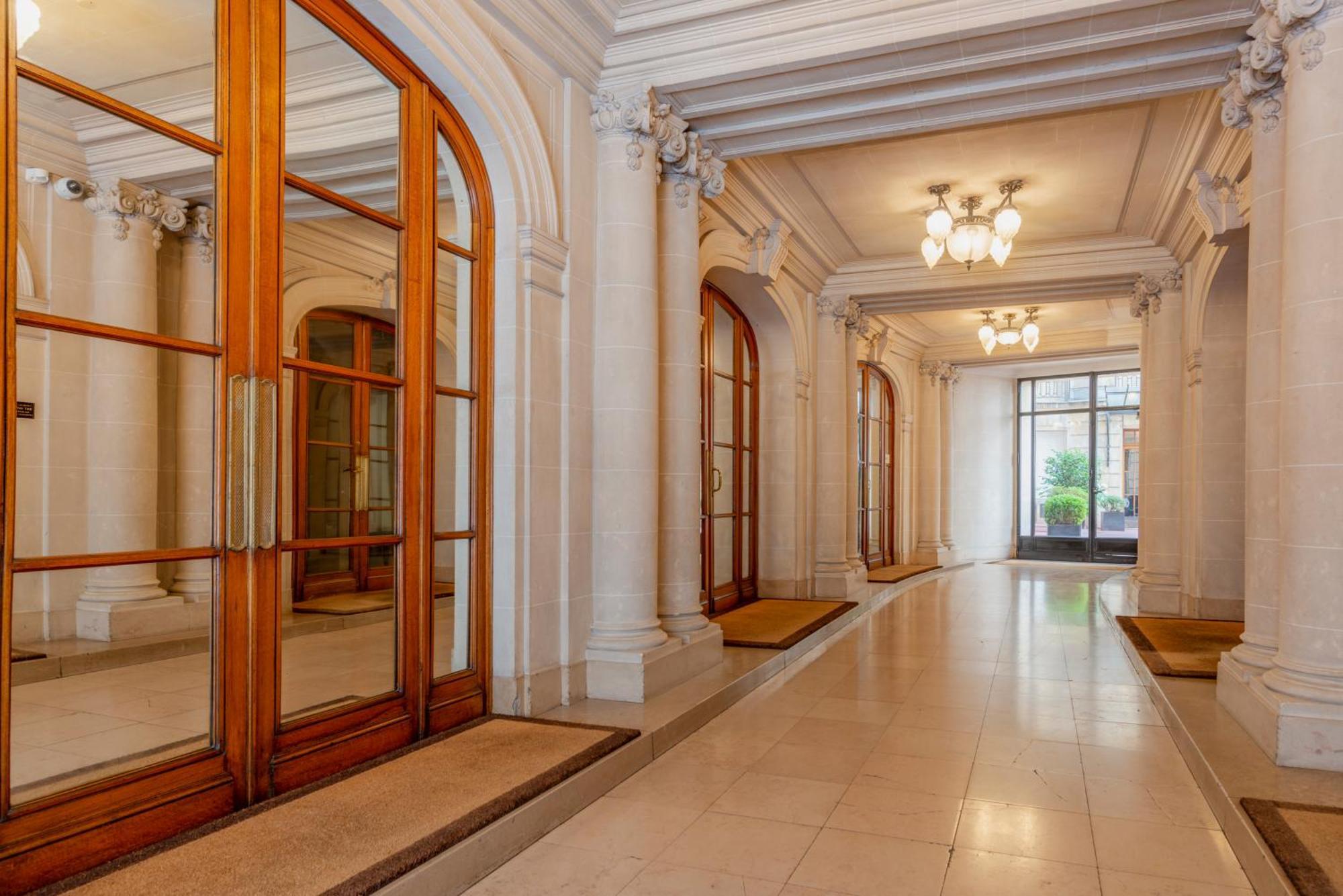 Prestigious Triangle D'or 2br Champs-elysee - Montaigne Apartment