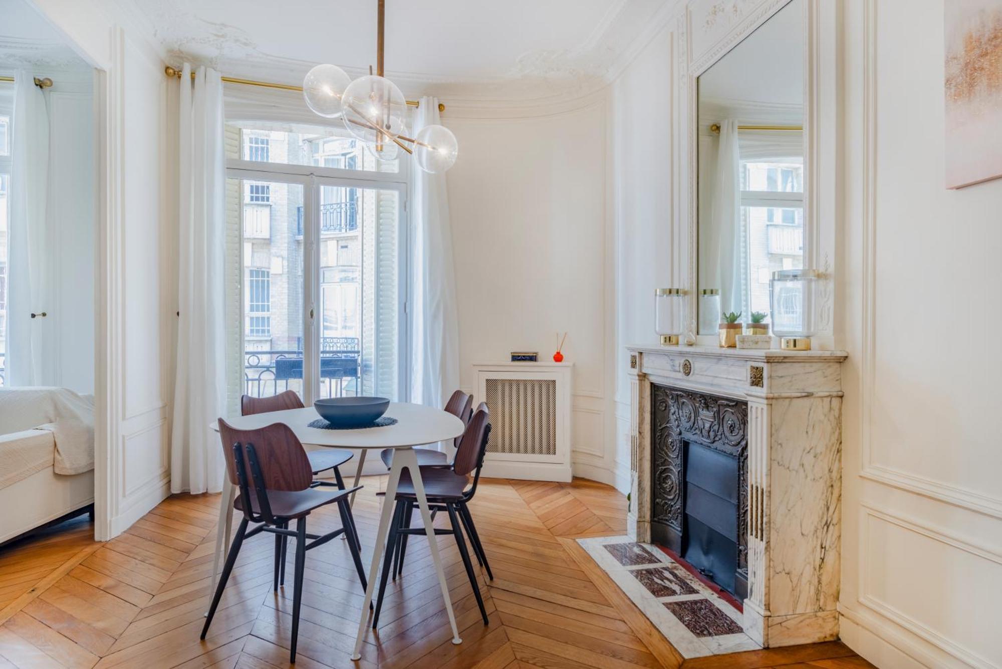 Prestigious Triangle D'or 2br Champs-elysee - Montaigne Apartment *
